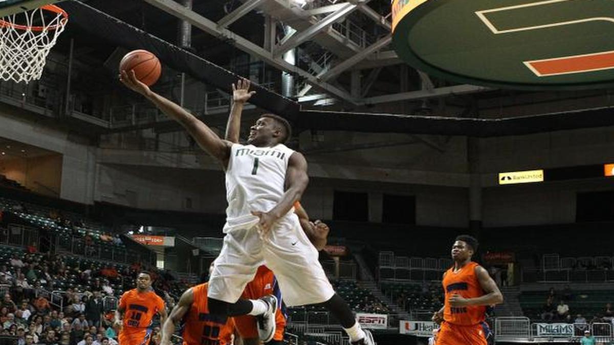 
El jugador de los Huracanes Deandre Burnett encesta una canasta para su equipo en el partido contra Savannah State, el lunes en Miami.


