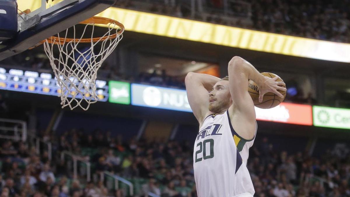 Gordon Hayward, con la camiseta del Jazz de Utah, clava la bola en el choque contra los Nets el 3 de marzo del 2017.