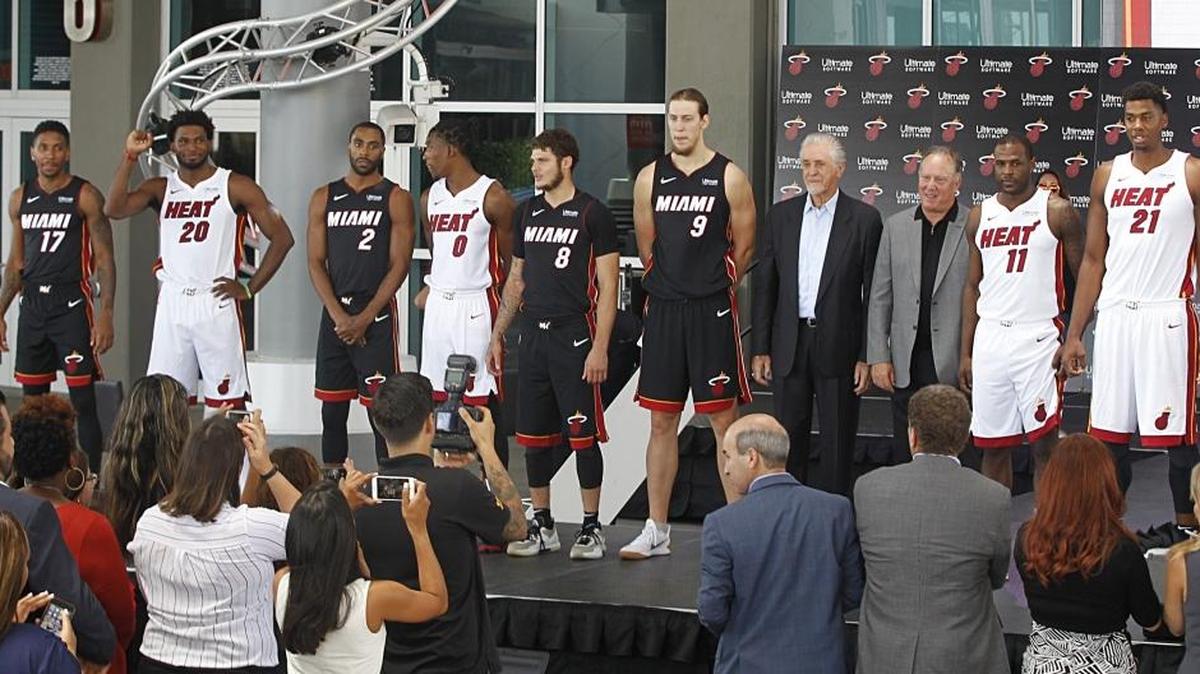 Los jugadores del Heat posan con la nueva camiseta junto al presidente del equipo Pat Riley y Scott Scherr, (centro der.), el CEO de Ultimate Software, quien patrocinará el uniforme en la presentación este jueves en el American Airlines Arena.