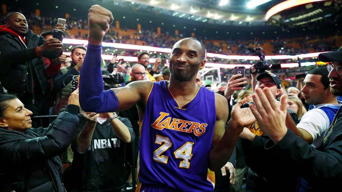 Kobe Bryant saluda a los fanáticos de Boston tras la victoria de los Lakers ante los Celtics, el 30 de diciembre del 2015.