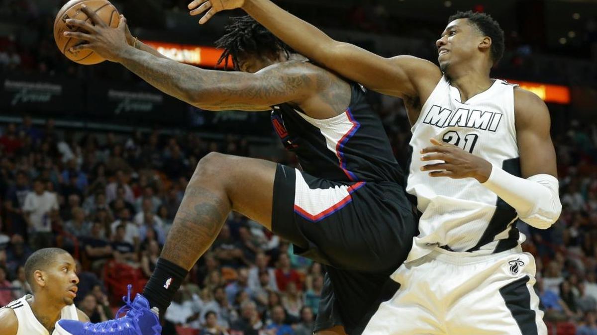 HASSAN WHITESIDE y DeAndre Jordan sostuvieron un gran duelo el viernes.