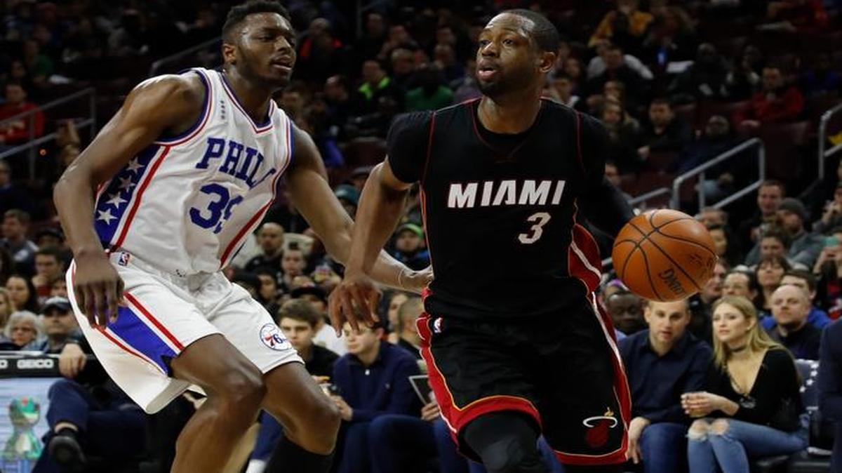 Dwyane Wade, del Heat, baja la bola contra los 76ers, el viernes en Filadelfia.