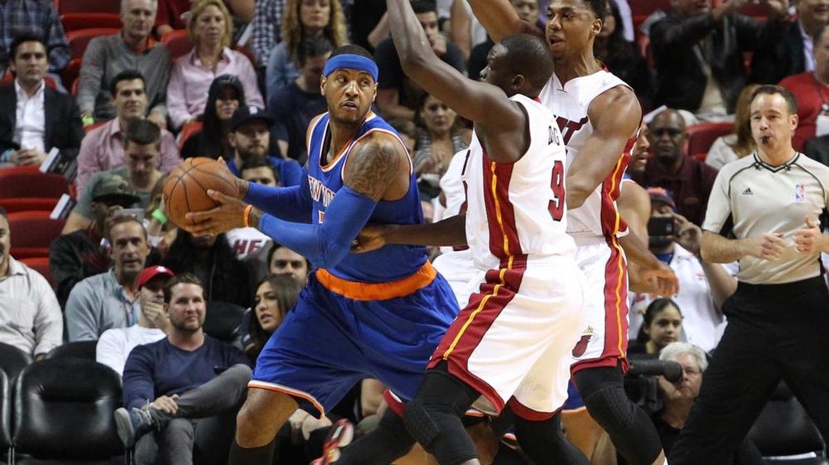 CARMELO ANTHONY, de los Knicks de Nueva York (izq.), es presionado por Luol Deng (#9) y Hassan Whiteside, del Heat, en partido donde Miami se llevó la victoria el lunes en la Arena American Airlines.