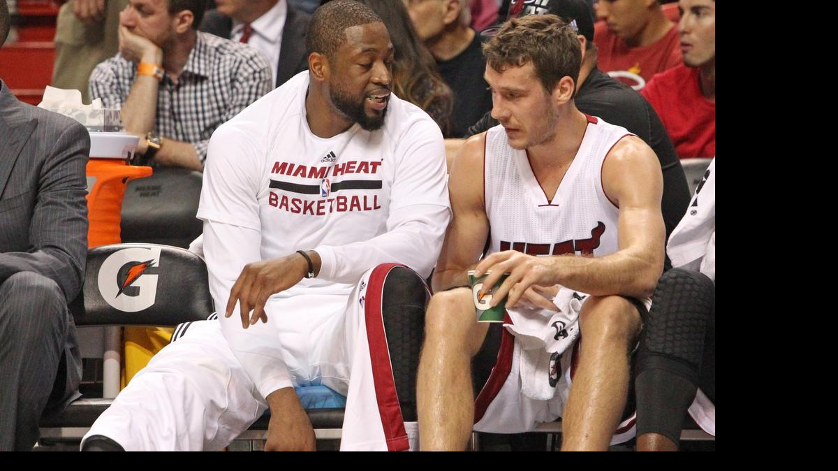 
Dwayne Wade (izq.) conversa con Goran Dragic en un juego contra los 76ers, en la AmericanAirlines Arena, en febrero pasado.
