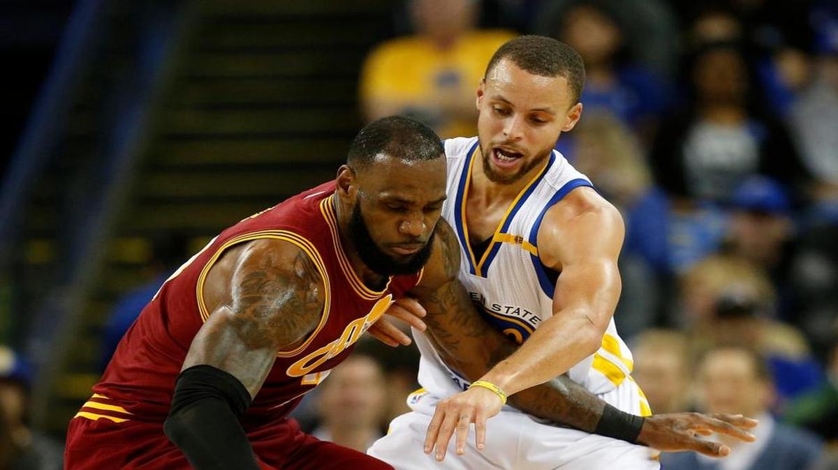 Stephen Curry, de los Warriors, pugna con LeBron James (izq.), el 16 de enero en el Oracle Arena, donde hoy comienza la serie final de la NBA.