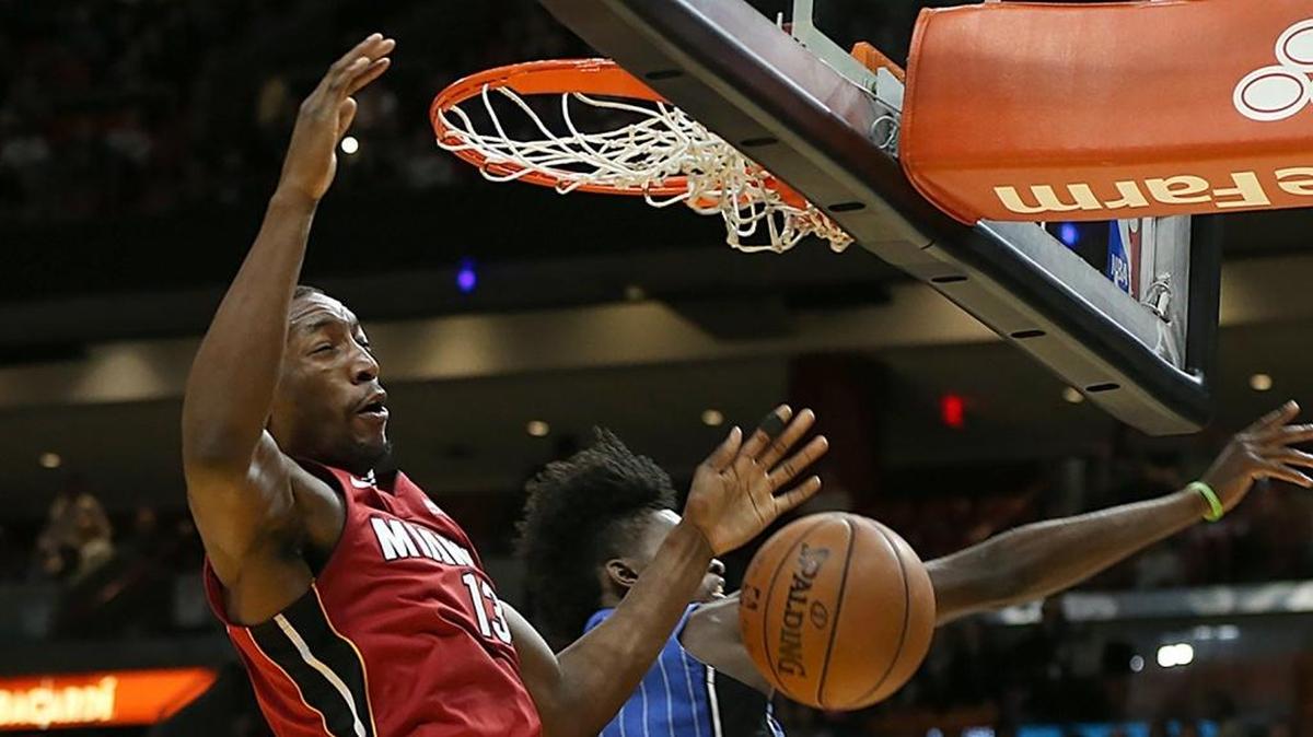 El centro del Heat Bam Adebayo clava la pelota ante la defensa de Jonathan Issac, del Magic, en el primer cuarto del partido celebrado el 26 de diciembre de 2017 en Miami.