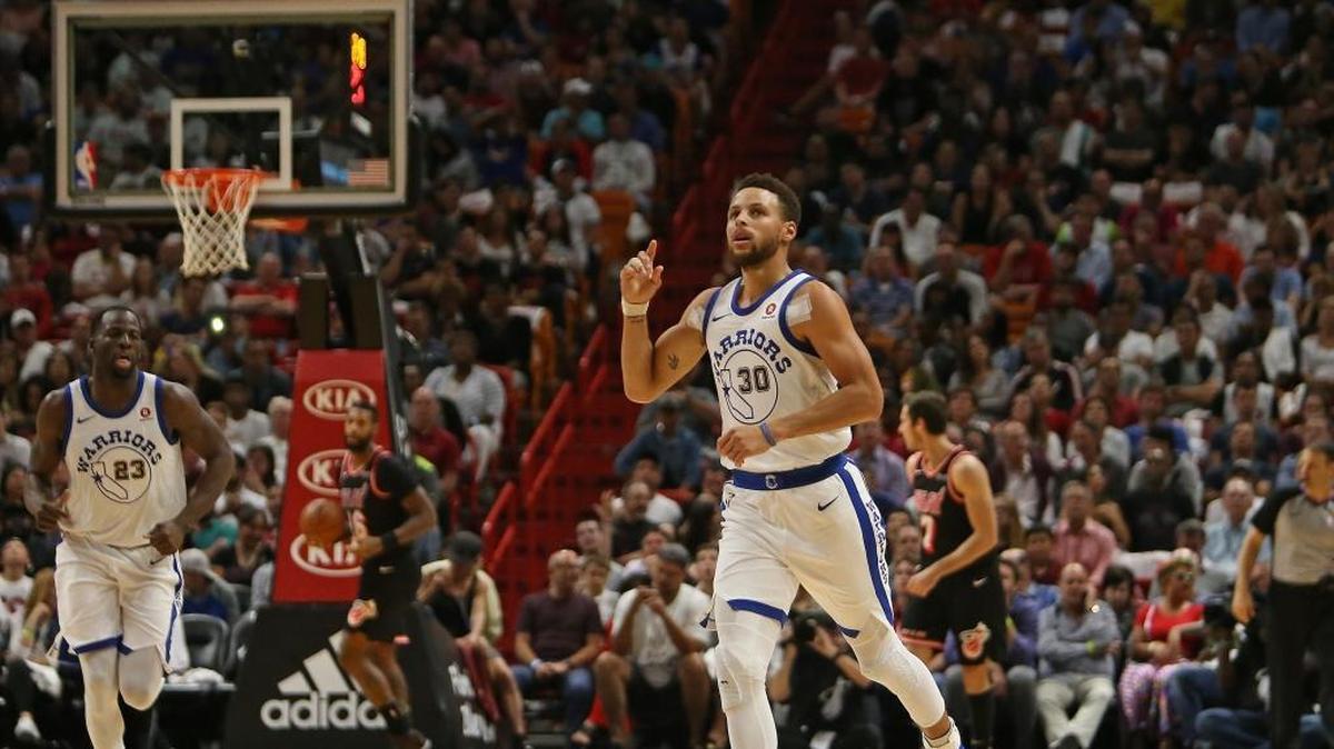 El escolta de los Warriors Stephen Curry reacciona luego de anotar una canasta de tres puntos ante el Heat, en el partido celebrado el 3 de diciembre de 2017 en Miami.