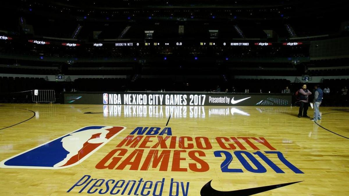 Dos personas en la cancha del Ciudad México Arena obsevan el entrenamiento de los Nets el 6 diciembre. El equipo de Brooklyn se medirá en este recinto el 9 de diciembre al Heat de Miami.