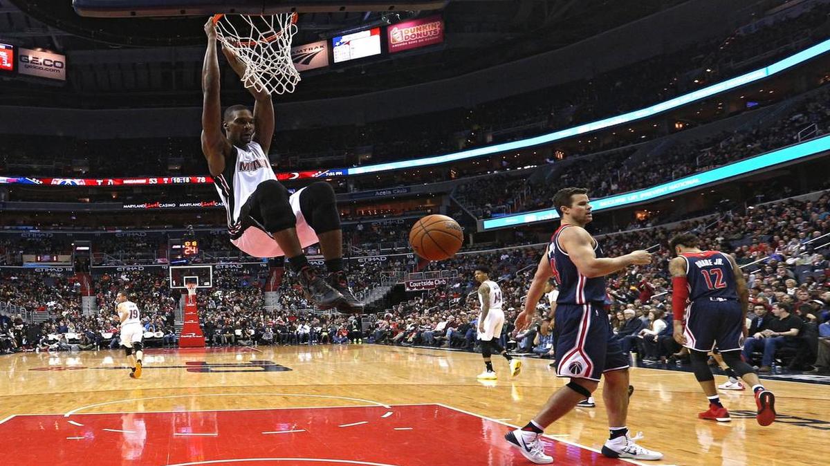Chris Bosh clava la pelota por el Heat en el partido contra los Wizards, el domingo en Washington.