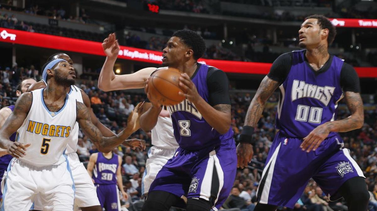 El jugador de los Kings Rudy Gay (centro) trata de avanzar frente a Will Barton (5), de los Nuggets de Denver, en el encuentro realizado 2 de abril de 2016.