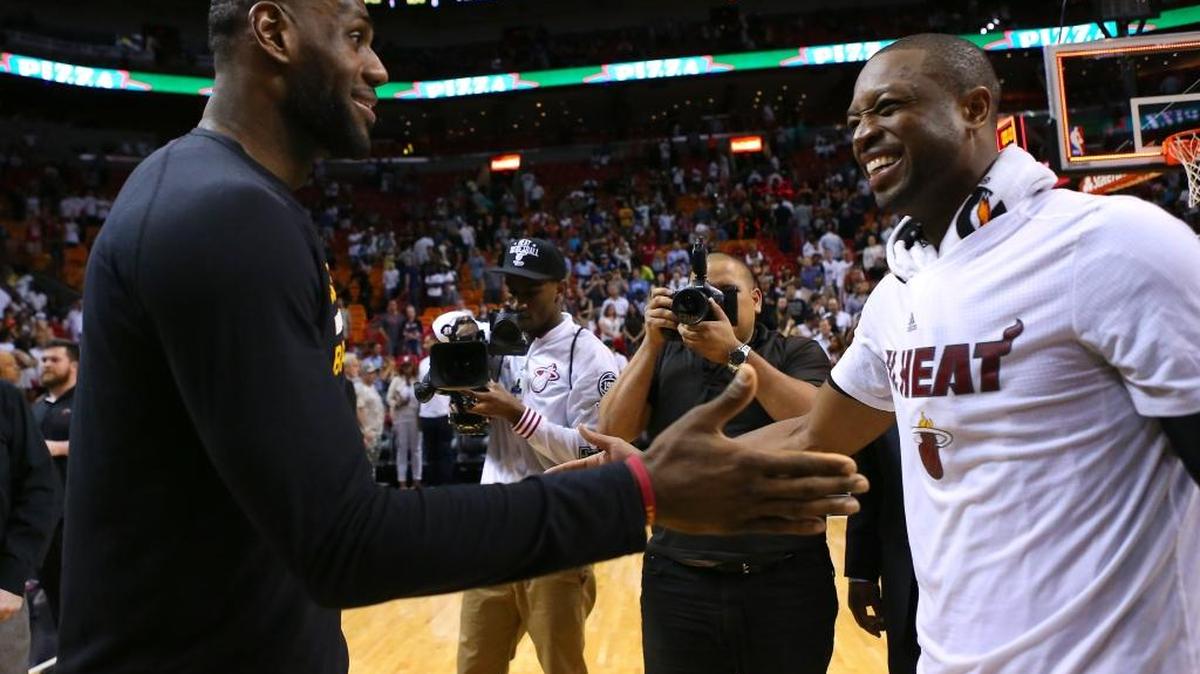 El reencuentro de LeBron James (izq.), de los Cavaliers, y Dwyane Wade, del Heat, se selló con un efusivo saludo al final del choque en el AmericanAirlines Arena en Miami, el sábado 19 de marzo del 2016.