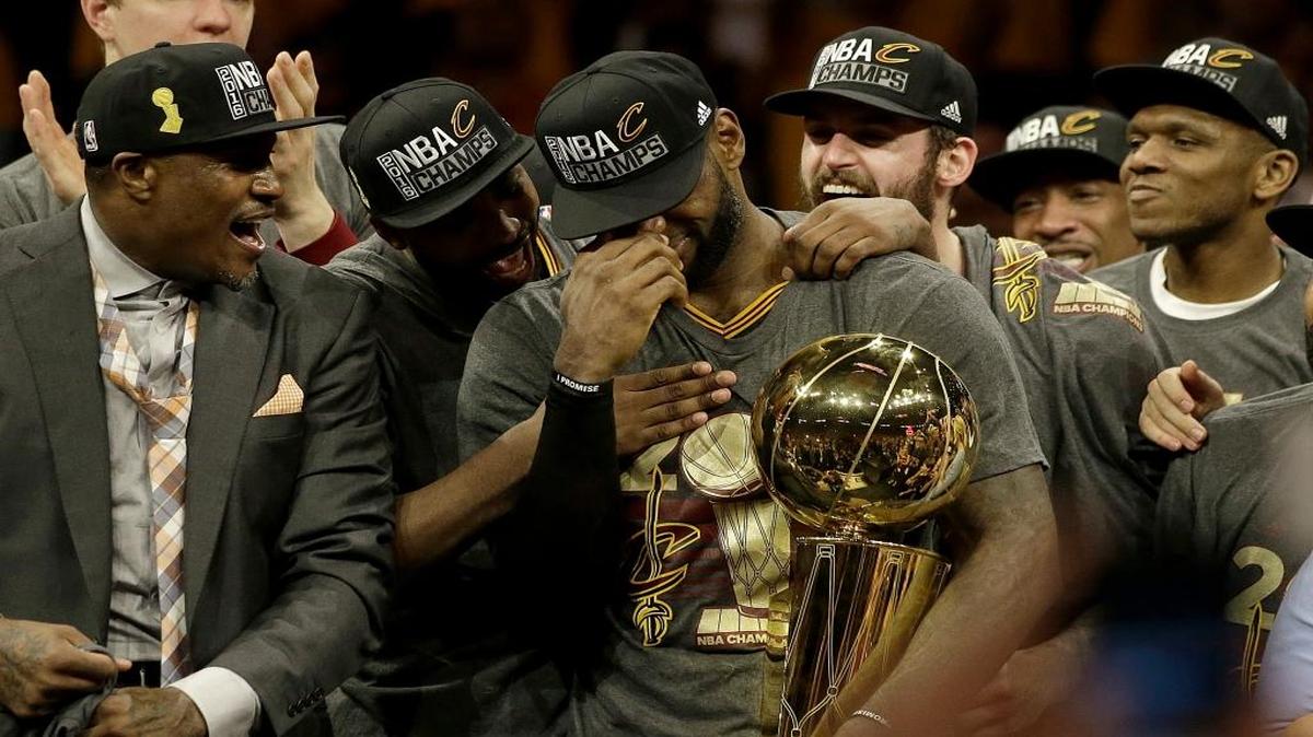 LeBron James sostiene el trofeo de campeones de la NBA de los Cavaliers, tras vencer en el Juego 7 a los Warriors.