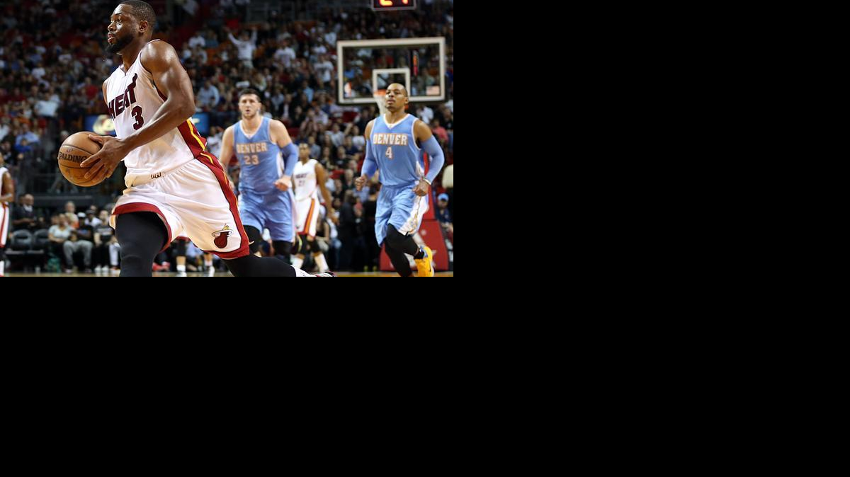 
Dwyane Wade, del Heat, se escapa con la bola en el triunfo sobre los Nuggets, el viernes 20 de marzo en el AmericanAirlines Arena en Miami.
