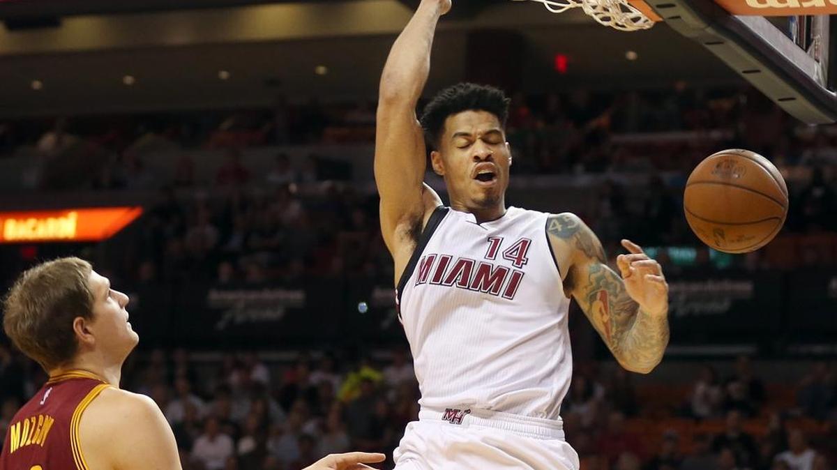 GERALD GREEN del Miami Heat clava la bola en el aro mientras que Timofey Mozgov lo observa en la victoria sobre Cleveland, el sábado en la Arena American Airlines.