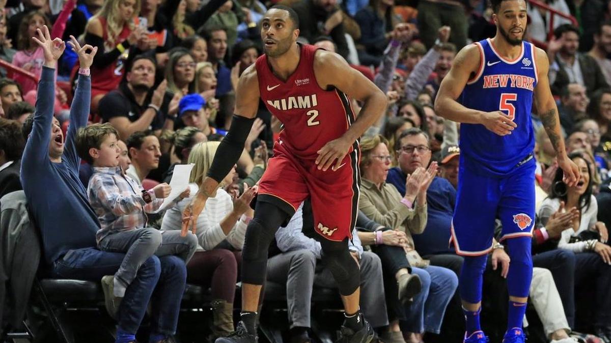 Wayne Ellington (2) celebra un triple para el Heat en el encuentro contra los Knicks el viernes en el American Airlines Arena.