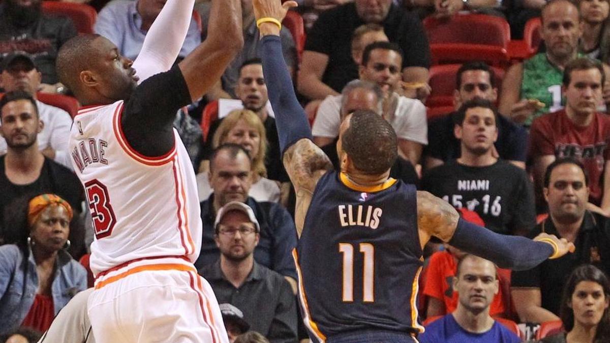 Dwyane Wade tira al aro por el Heat ante la marca de Monta Ellis, de los Pacers de Indiana, el lunes 22 de febrero del 2016 en Miami.