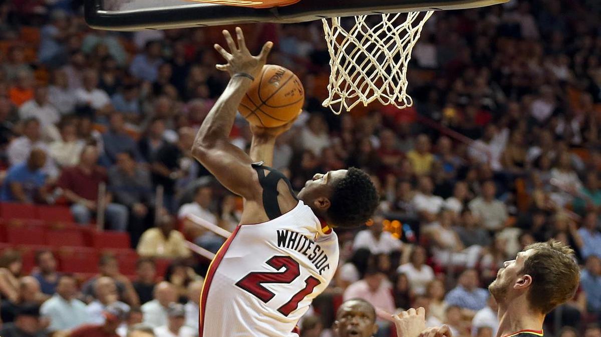 Hassan Whiteside lideró la ofensiva del Heat ante los Hawks con con 23 puntos y 14 rebotes, el martes 3 de noviembre del 2015 en Miami.
