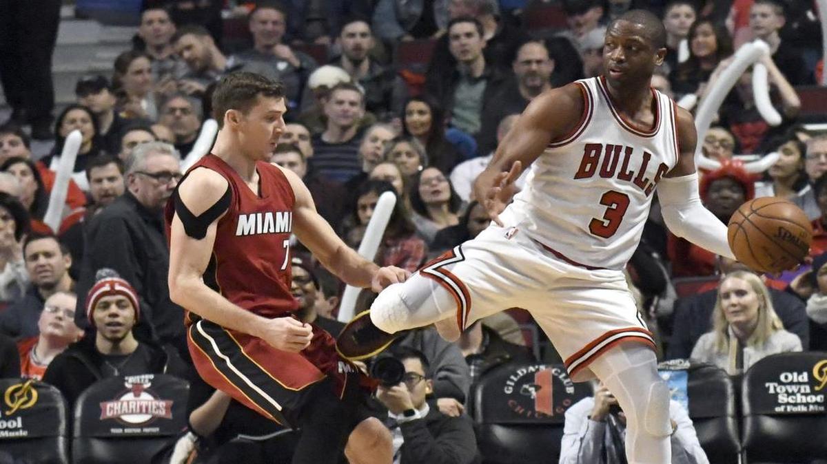 Dwyane Wade, de los Bulls (3), trata de pasar el balón ante el armador del Heat Goran Dragic, el 27 de enero en Chicago.