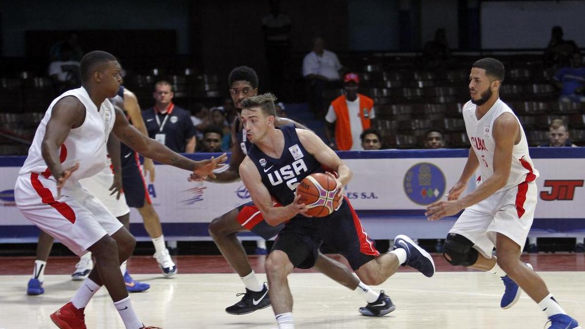 El jugador de Estados Unidos David Stockton (centro) conduce la pelota ante Cuba, en partido celebrado el 1ro de julio de 2018 en La Habana.
