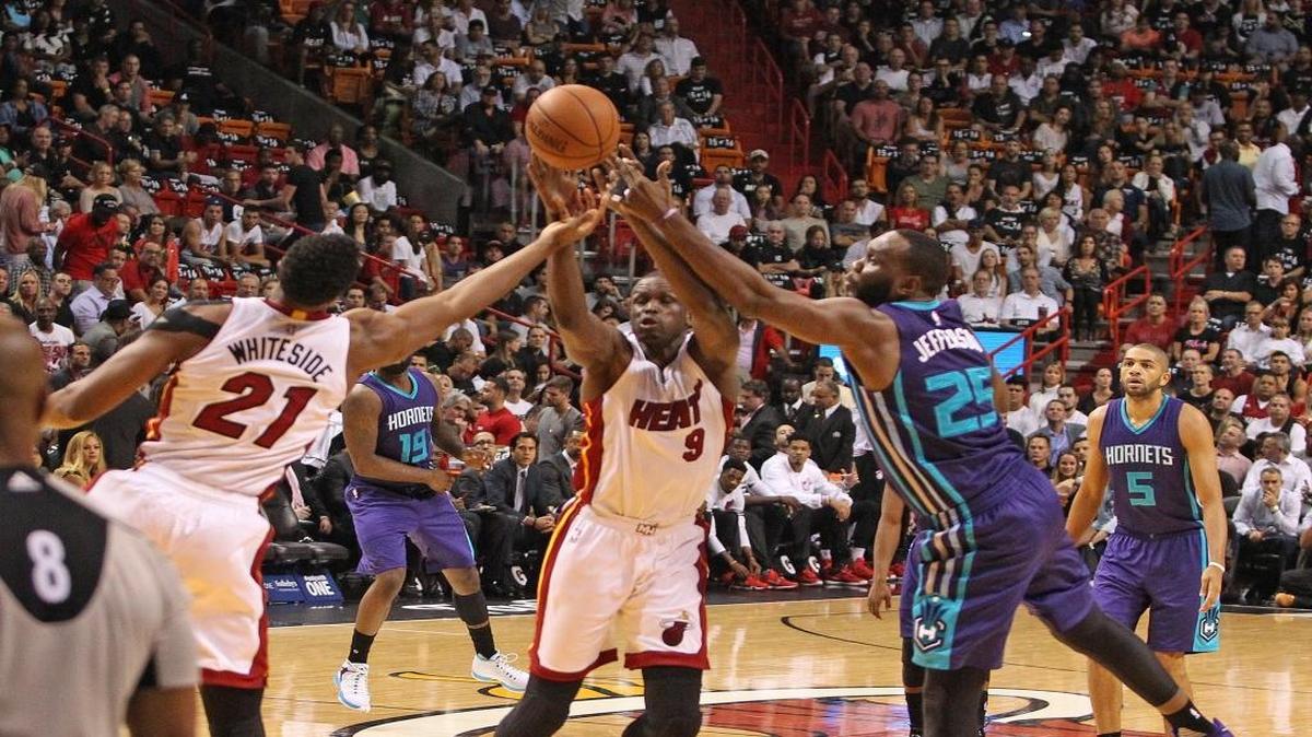 Los jugadores del Heat Luol Deng (centro) y Hassan Whiteside (izq.) en una acción con  Al Jefferson, de los Hornets, el miércoles 28 de octubre del 2015 en la AmericanAirlines Arena.