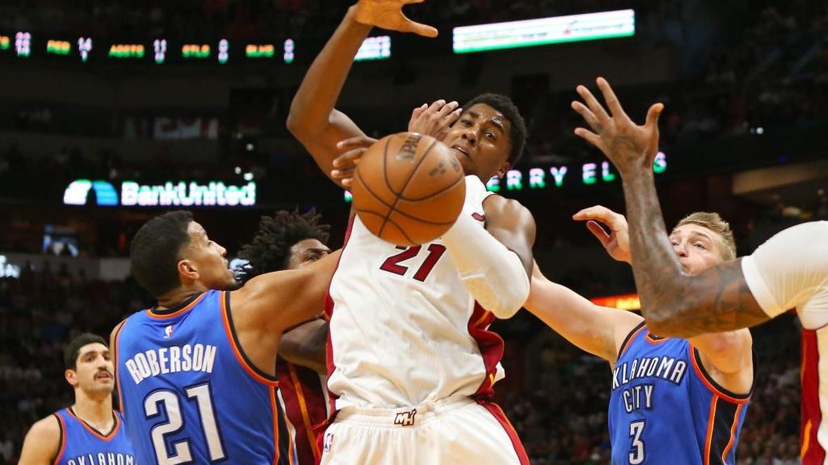 HASSAN WHITESIDE batalla por la bola entre dos jugadores del Thunder el 27 de diciembre.