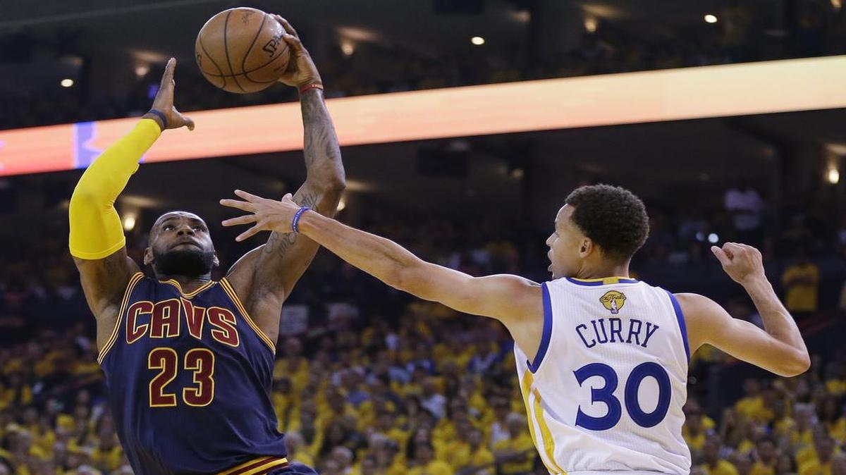 
El alero de los Cleveland Cavaliers, LeBron James (23), tira al aro ante la marca del base de Golden State Stephen Curry (30) durante el quinto juego de la Final de la NBA, el 14 de junio en Oakland.
