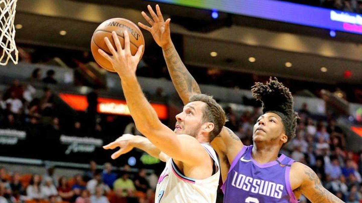 El armador del Heat Goran Dragic entra al aro ante la marca de Elfrid Payton, de los Suns, en el partido efectuado el 5 de marzo de 2018 en Miami.