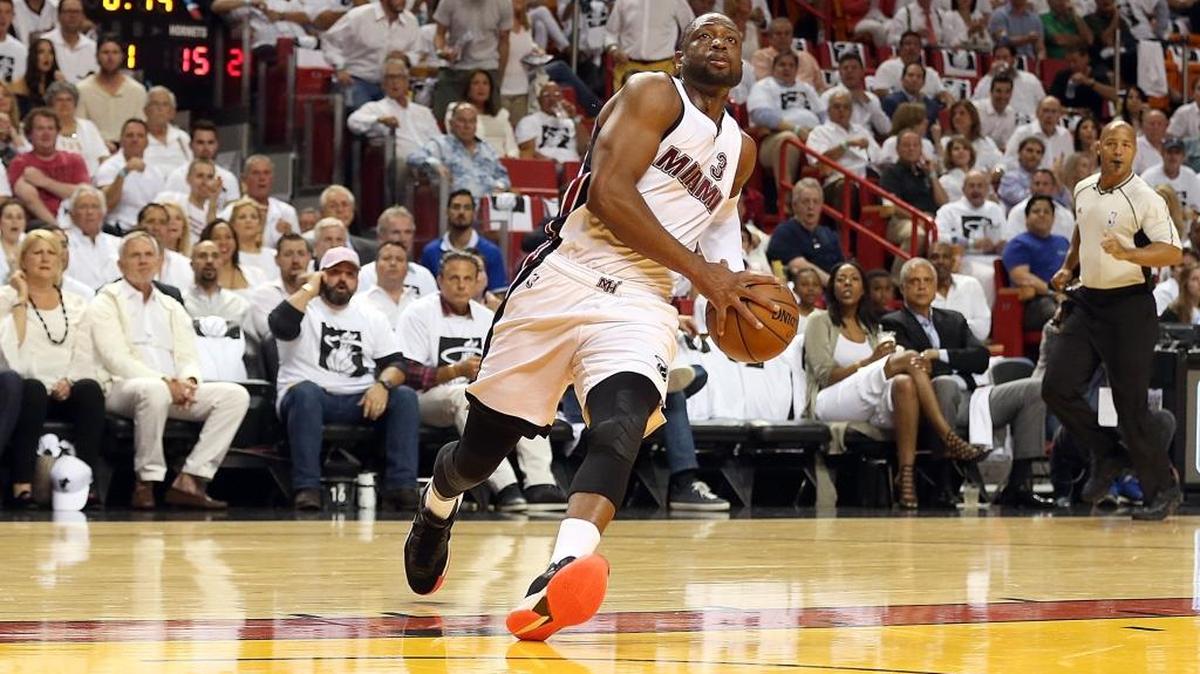 DWYANE WADE penetra al aro en el primer cuarto del segundo juego contra Charlotte el 20 de abril del 2016 en Miami.