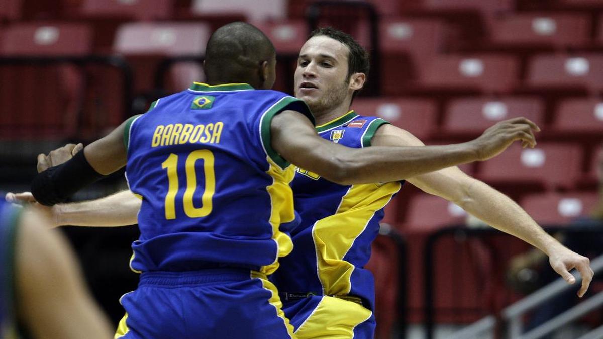 
Marcelo Huertas (der.) fue el armador titular de Brasil en los Juegos Olímpicos de Londres-2012, donde promedió 11 puntos y cinco asistencias por juego. Con la selección auriverde ha ganado además dos Campeonatos FIBA Américas y los Juegos Panamericanos de Río-2007.
