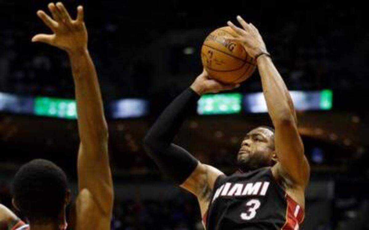 
Dwyane Wade lanza, el viernes en Milwaukee.
