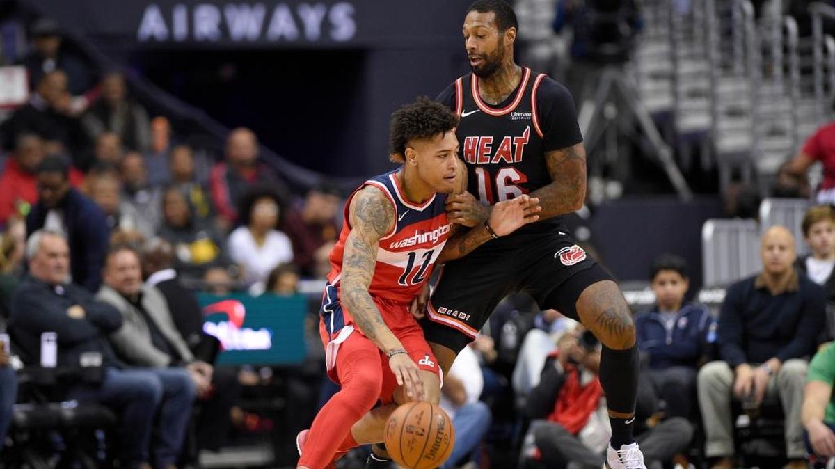 James Johnson, del Heat de Miami (16), contiene al delantero de los Wizards Kelly Oubre Jr. (izq.) este viernes, 17 de noviembre, en Washington.