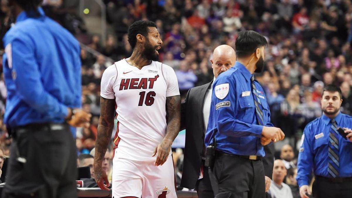 El jugador del Heat James Johnson se marcha de la cancha luego de ser expulsado el martes por un altercado con Serge Ibaka, de los Raptors, el 9 de enero de 2018.