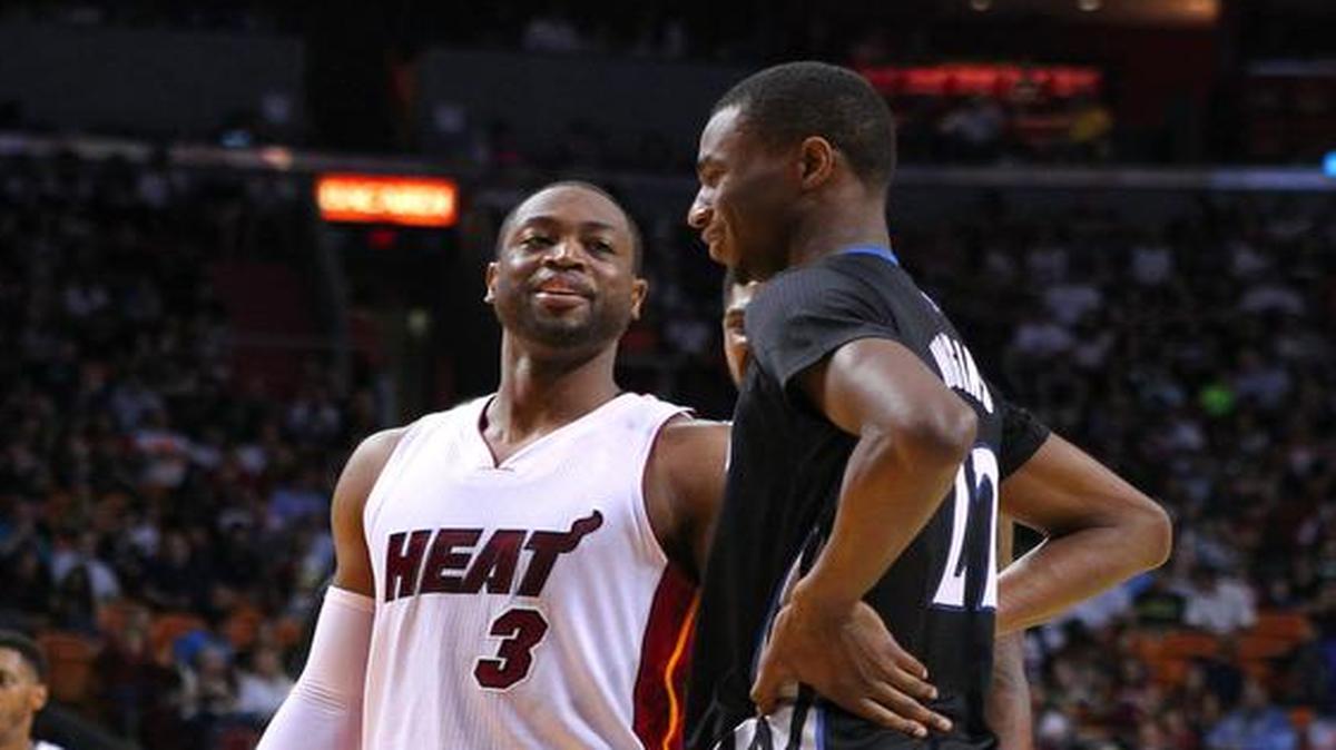 
DWYANE WADE (#3) habla con Andrew Wiggins al finalizar el partido entre Miami y Minnesota, el sábado en la Arena American Airlines. 
