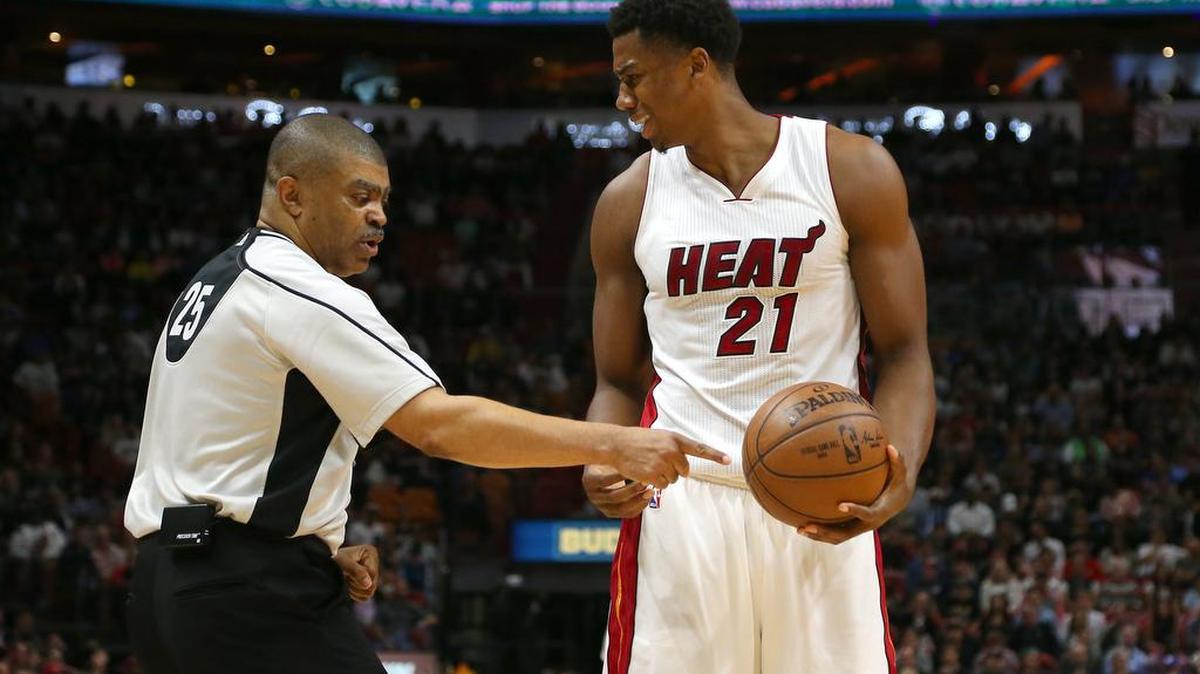 HASSAN WHITESIDE se queda con el árbitro Tony Brothers en un choque del 15 de marzo.