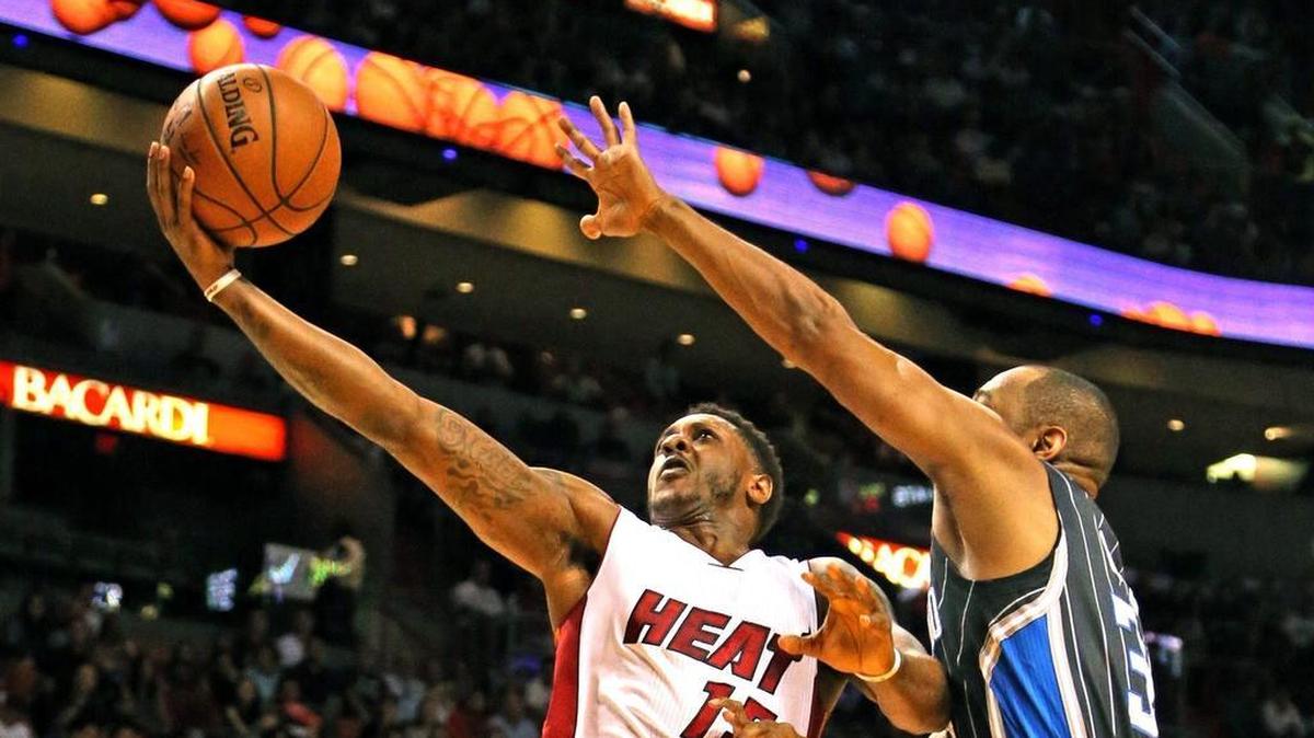Mario Chalmers se dispone a lanzar en un juego contra el Magic de Orlando, en el AmericanAirlines Arena en Miami, el 13 de abril del 2015.
