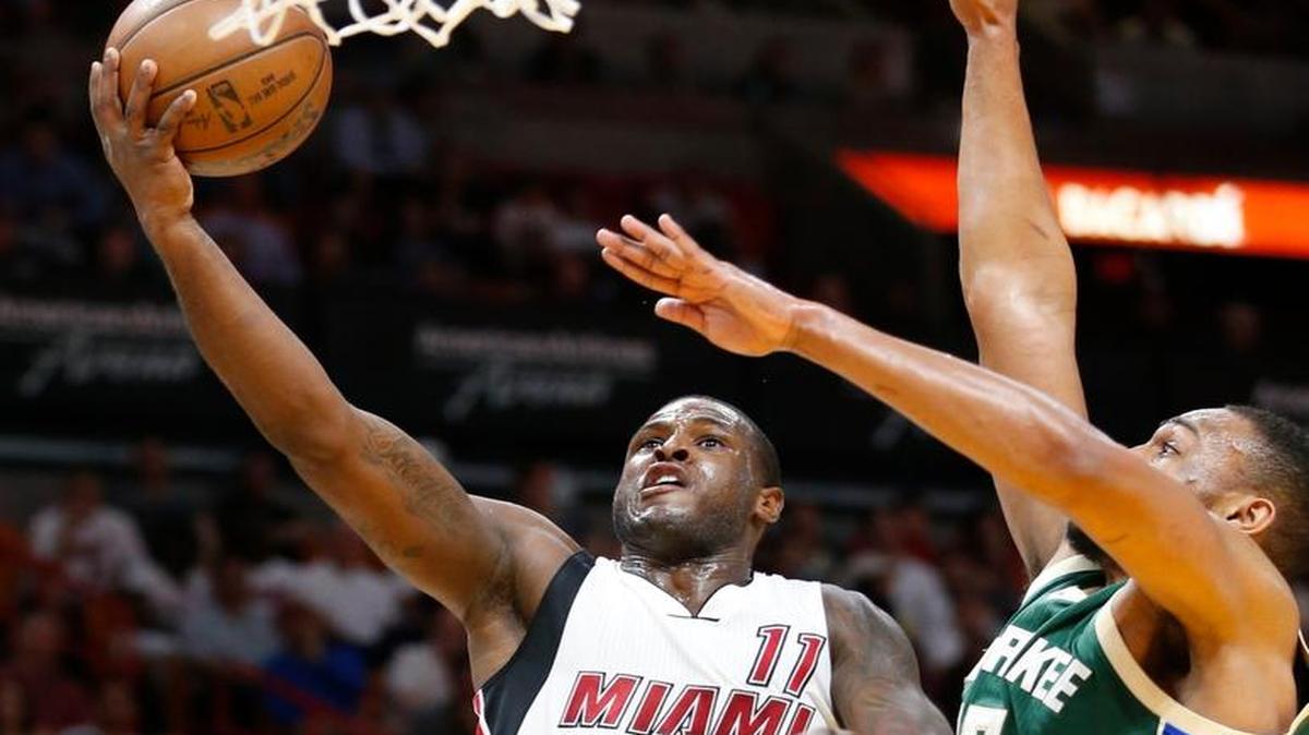 Dion Waiters (11), del Heat, lanza sobre la marcadión de Jabari Parker (12), de los Bucks, la noche del sábado 21 de enero del 2017, en Miami.