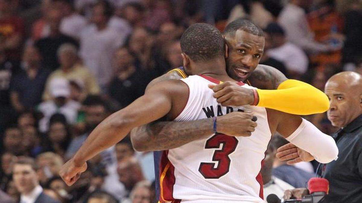 
LeBron James (izq.) y Dwyane Wade se abrazan antes del partido del Heat y los Cavaliers, el 16 de marzo del 2015 en Miami.



