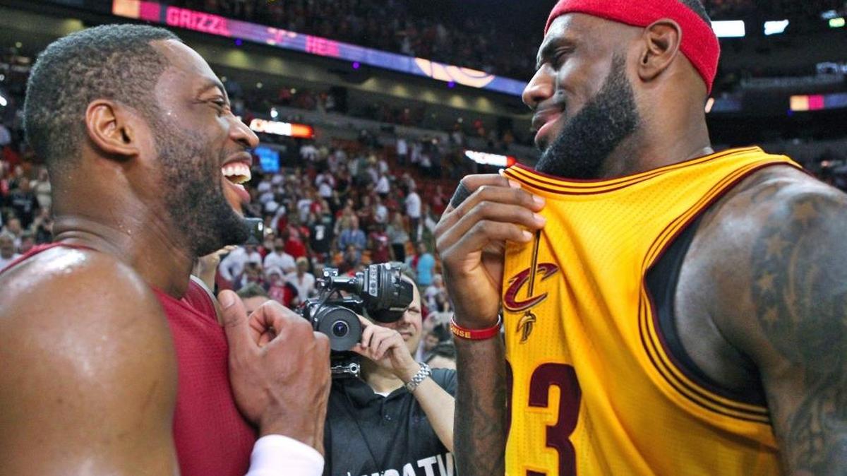 DWYANE WADE conversa con LeBron James (3) antes de un juego entre sus respectivos equipos en Miami el 25 de diciembre del 2014.