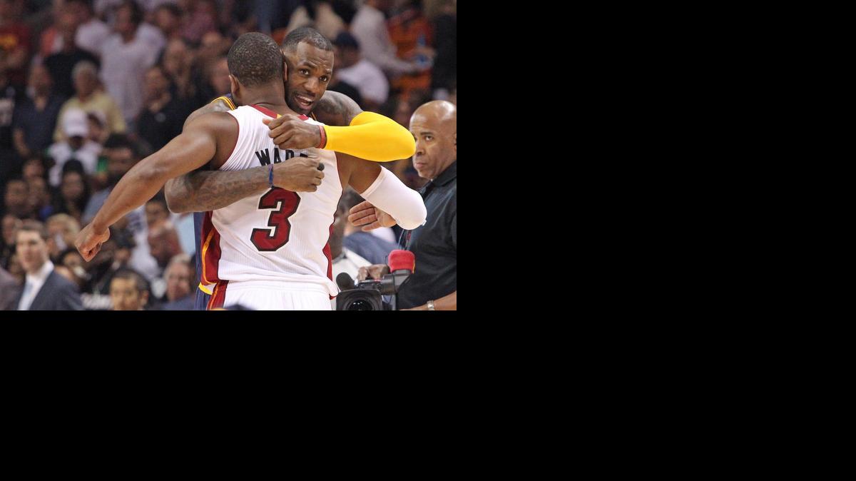 
Tremendo abrazo de LeBron James, de los Cavs, y Dwyane Wade, del Heat, la noche del lunes en Miami.
