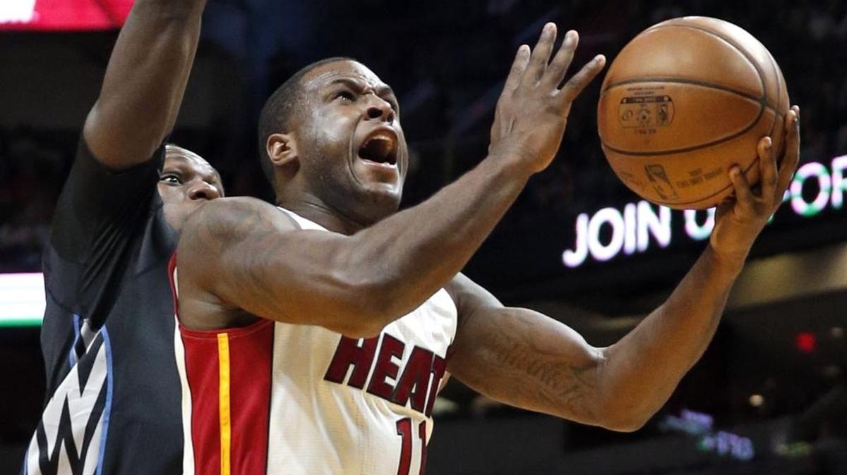 Dion Waiters (11), del Heat, se apresta a lanzar contra Gorgui Dieng, de los Timberwolves, en el American Airlines Arena el 17 de marzo del 2017 en Miami.