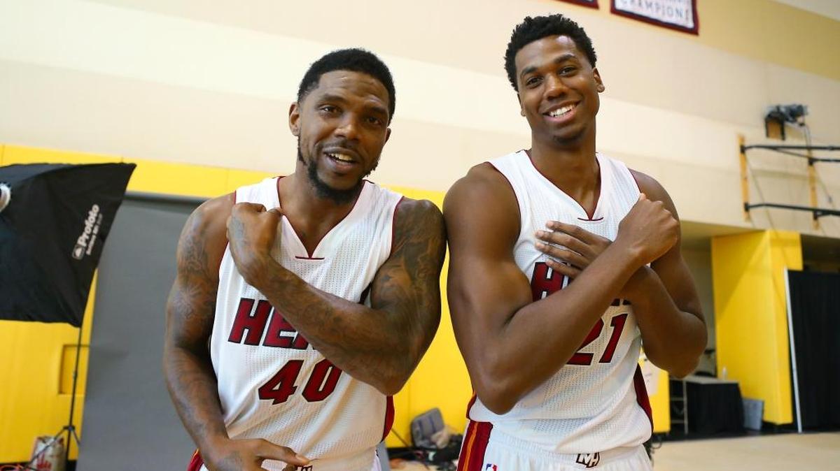 Los hombres grandes del Heat, los centros Udonis Haslem (40) y Hassan Whiteside, posan para los fotografos durante el Día de la Prensa de la temporada 2016-17 en el American Airlines Arena de Miami el lunes 26 de septiembre del 2016.