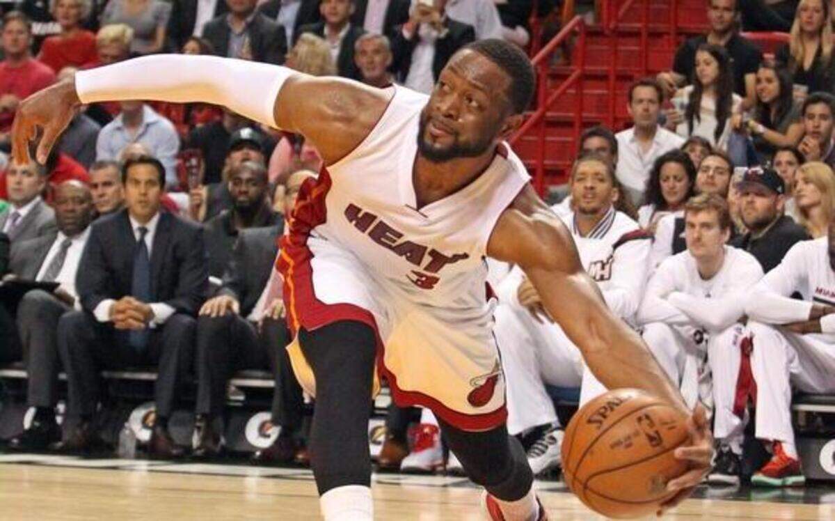 
Dwyane Wade, del Heat, trata de salvar una bola perdida, contra el Magic en la AmericanAirlines Arena, el lunes 13 de abril del 2015.
