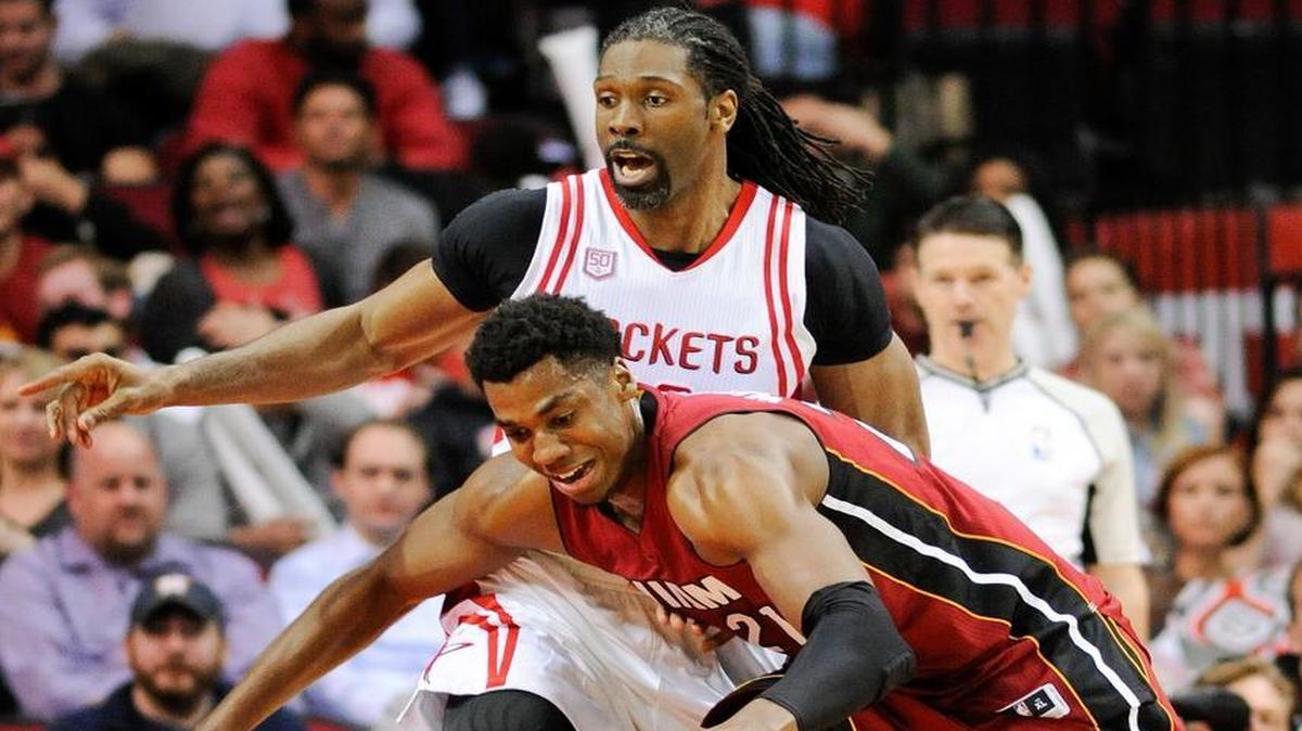 Hassan Whiteside, del Heat, se adelanta al brasileño Nene Hilario, de los Rockets, la noche del miércoles 15 de febrero del 2017, en Houston, Texas.