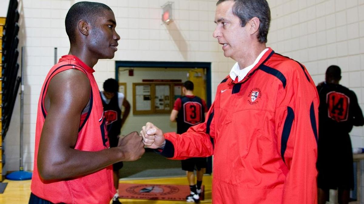 CESAR ODIO (derecha) coach del equipo de baloncesto de Barry University conversa con el jugador Jamaal Madyum en un partido en el 2008.