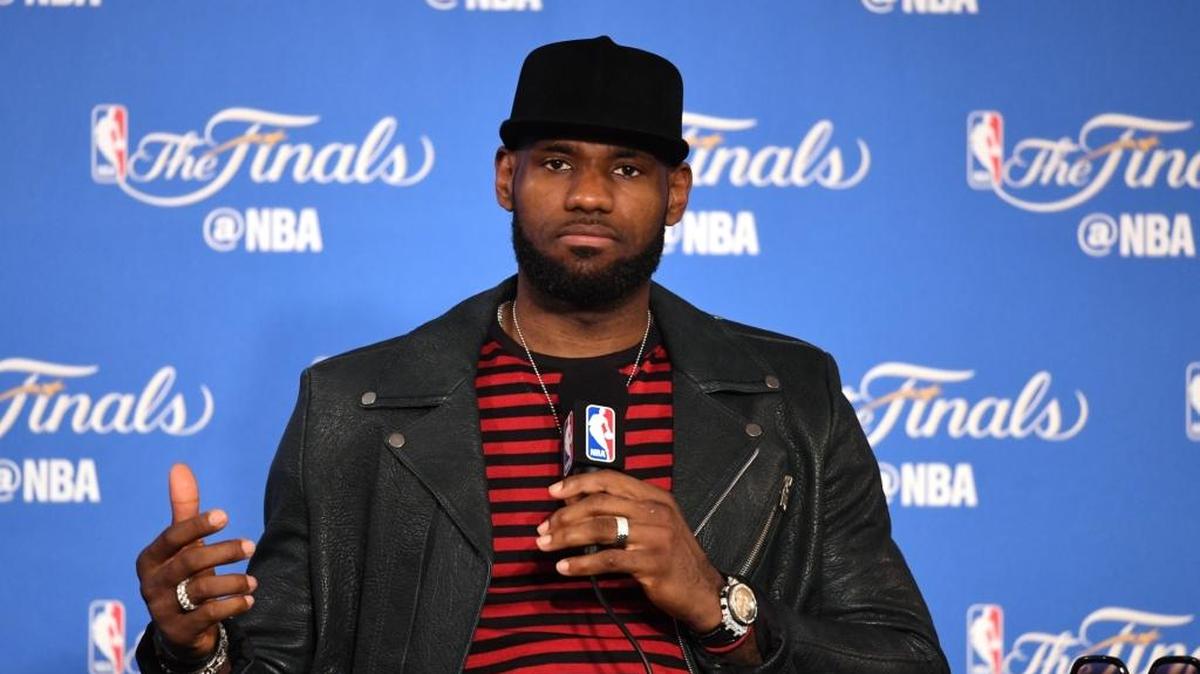 LeBron James, de los Cavaliers, habla en la conferencia de prensa tras la derrota 129-120 ante los Warriors en el Juego 5.