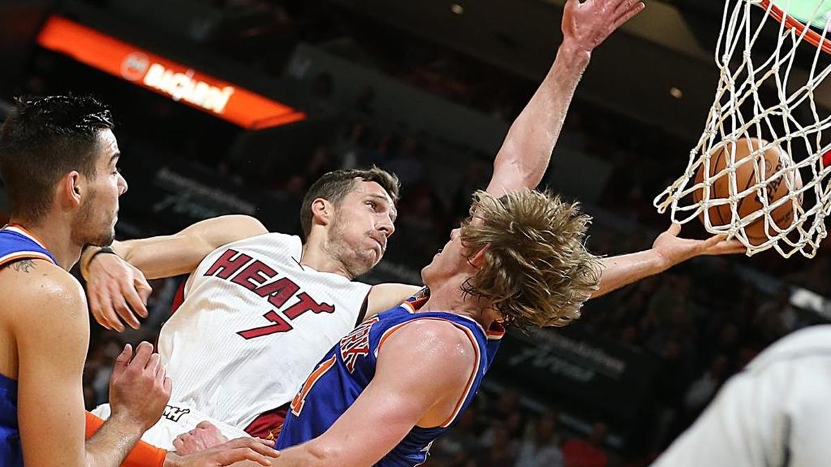 Goran Dragic, del Heat, se dispone a lanzar sobre la marcación de Ron Baker (der.), y Willy Hernangomez, de los Knicks, en el AmericanAirlines Arena en Miami la noche del viernes 31 de marzo del 2017.