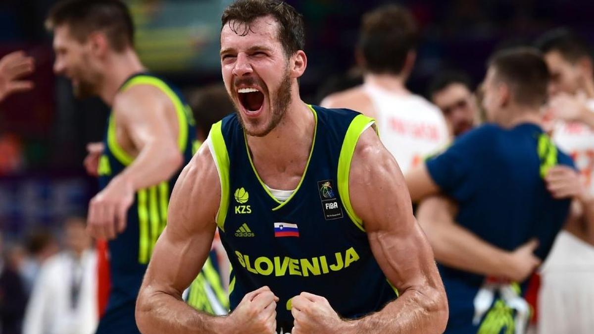 El armador del Heat y de Eslovenia, Goran Dragic, celebra el triunfo de su selección ante España con el cual pasó a la final del Eurobasquet 2017.