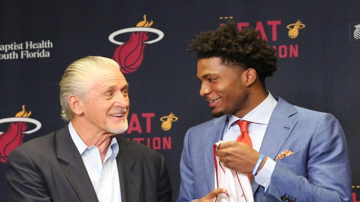 Justise Winslow conversa con el presidente del Heat Pat Riley (izq.) en su presentación el 29 de junio del 2015 tras escogido en el Draft 2015.