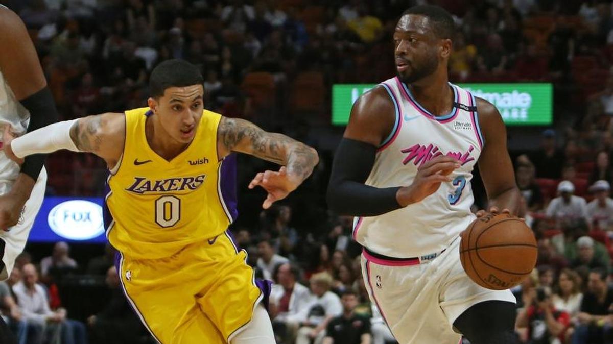 Dwyane Wade, del Heat (3), se lleva la marca del jugador de los Lakers forward Kyle Kuzma (0) el jueves en el American Airlines Arena.