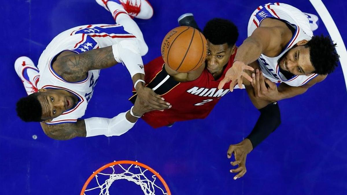 HASSAN WHITESIDE batalla entre los jugadores de Sixers Robert Covington (i) y Jahlil Okafor (d) el 21 de noviembre.
